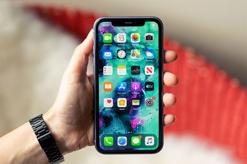 iPhone 11 tr&ecirc;n tay người sử dụng